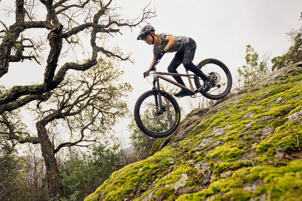 2024-Commencal-Meta-HT-XS-mini-mullet-275-26-inch-enduro-all-mountain-bike-hardtail_photo-by-Nico-Brizin_Ava-Chaumet-Lagrange-riding-rock-1024x683 Le Syndrome du Hardtail : Symptômes, Dangers et Contagion