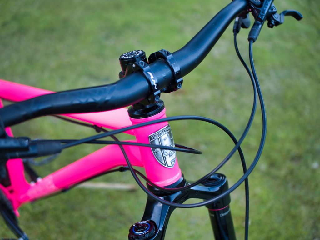 Moxie-Neon-Pink-Detail-1-1536x1152-1-1024x768 La rébellion sans suspension : Comment le Royaume-Uni est devenu le roi de l'endurigide.