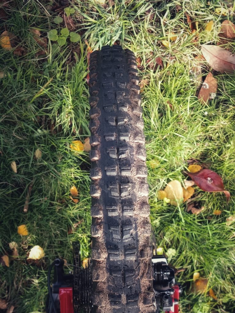 1000006690-768x1024 Génie du Budget : Comment le GRIP 500 Devient la Clé d'un Montage Premium.