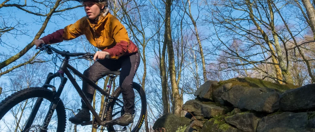 BFe-head-gloss-gunmetal-1024x431 Mullet ou 29 Pouces? Le BFe 2026 Résout l'Équation du Semi-Rigide