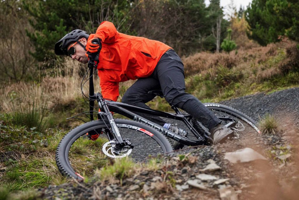 RN22070_MantraLSL_Elite_Lifestyle_DH_004-1024x683 Aluminium, Acier ou Titane : Quel Métal Choisir pour l'Âme de votre Endurigide ?