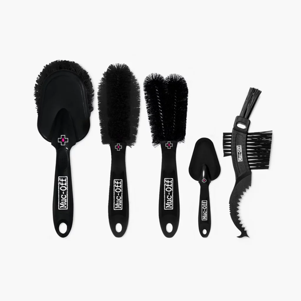 Web_206_5X_PREMIUM_BRUSH_KIT_2021_x550_crop_center@2x-1024x1024 Boue, Usure, et Pignons : Votre Routine d'Entretien Hivernal
